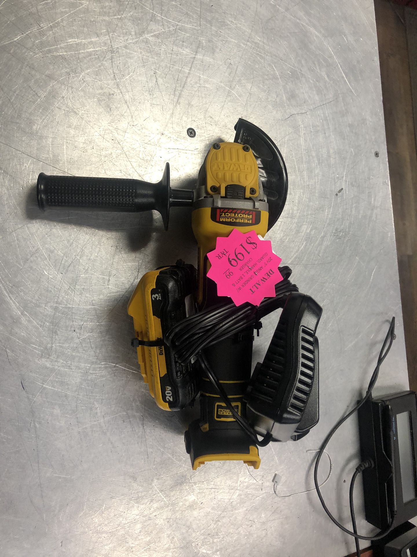 Dewalt 20v 5” Angle Grinder With 1 Battery And Charger 010917