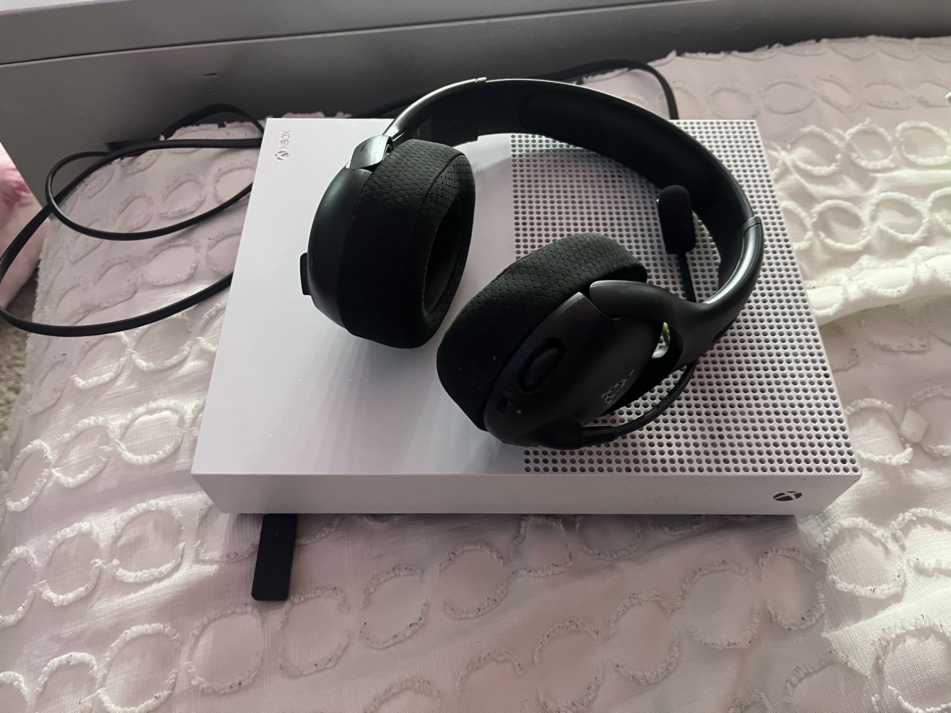 xbox one s and wireless headset