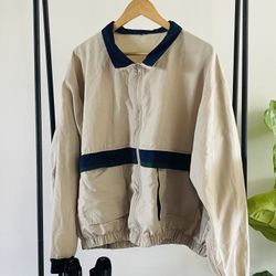 Vintage Windbreaker zip up jacket. Missing tag  Bin H