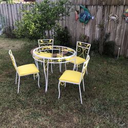 Beautiful Vintage Dinning Table With 4 Chairs And Glass Top 