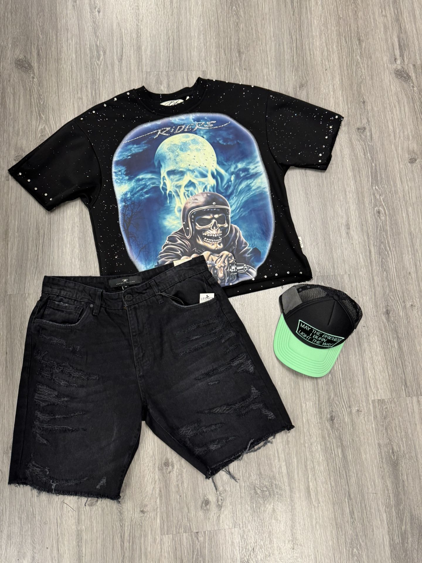 T SHIRT HAT AND JEANS 120$ Everything TODO 120$