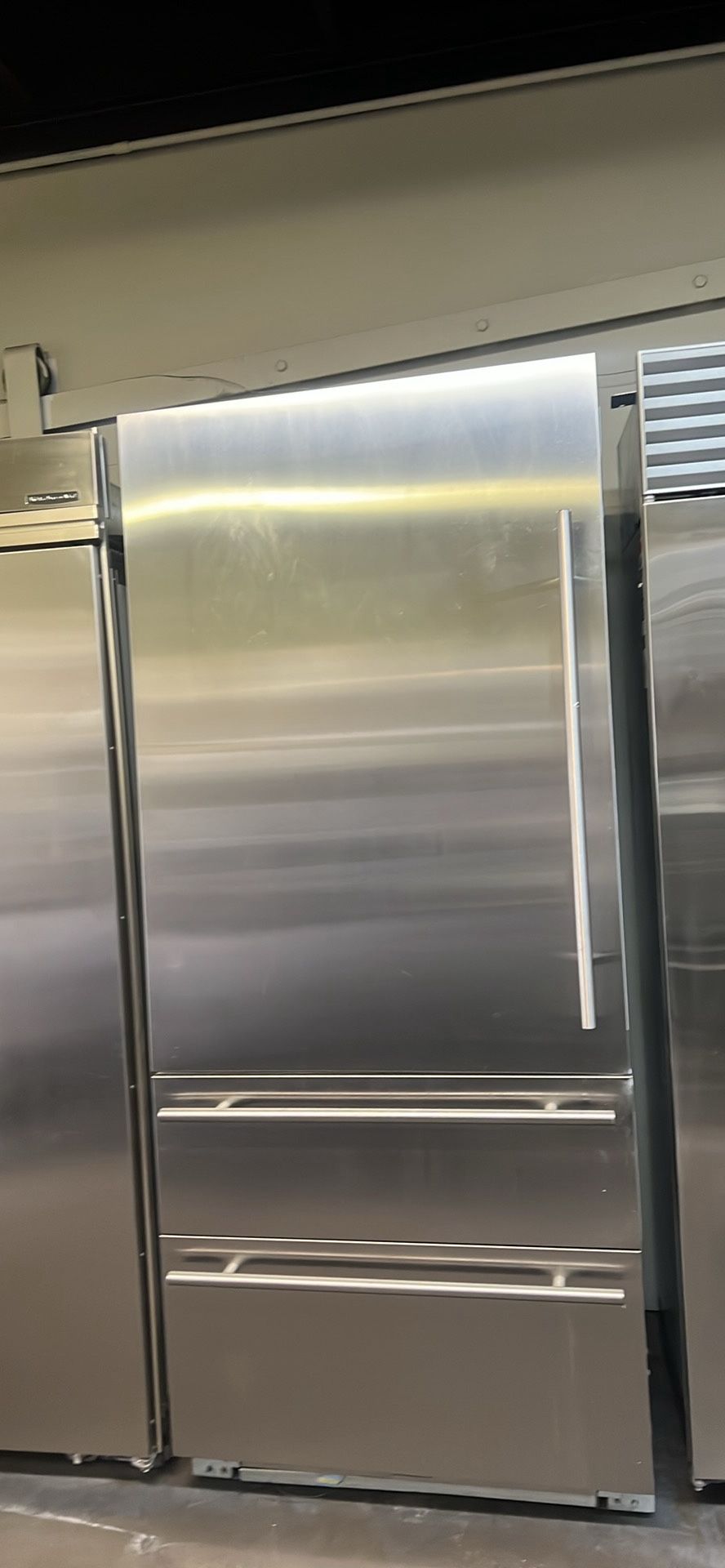 VIKING 36”WIDE BUILT IN BOTTOM FREEZER STAINLESS STEEL WITH INTERNAL WATER/ICE