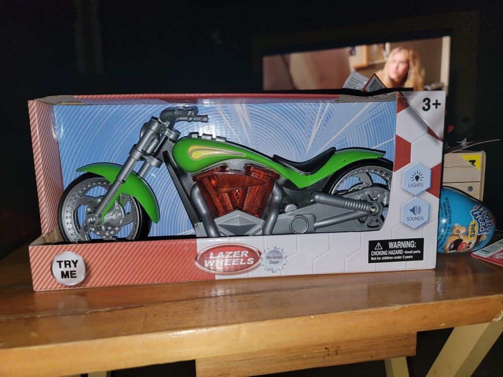 (NEW) CHOPPER MOTORCYCLE LIGHTS UP AND MAKES SEVERAL SOUNDS
