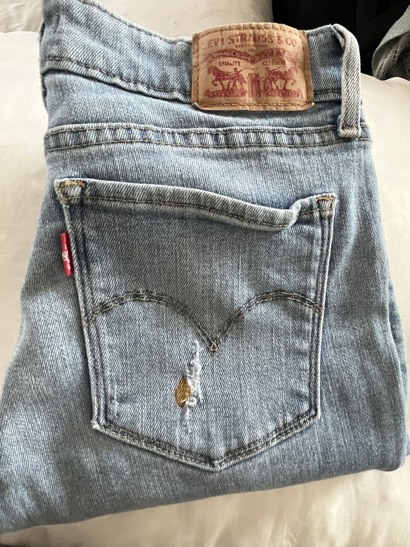 29 X 32 Levi’s Women Skinny Jeans