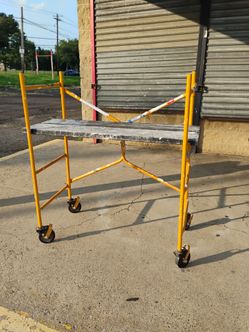 Nu-Wave SU-4 is a 4-foot mobile step-up work stand built by Nu-Wave Manufacturing. It features a 500-lb load capacity, measures 51.5" H x 48" L x 22" 