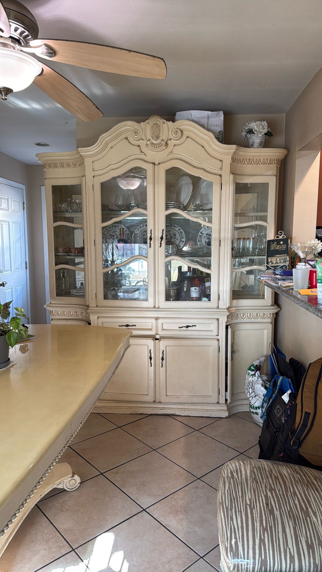 China Cabinet With Ilimination And Table