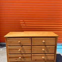 DRESSER / DRAWERS/ IN GREAT CONDITION/ DELIVERY NEGOTIABLE