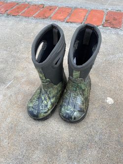 Kids size 9 rain boots