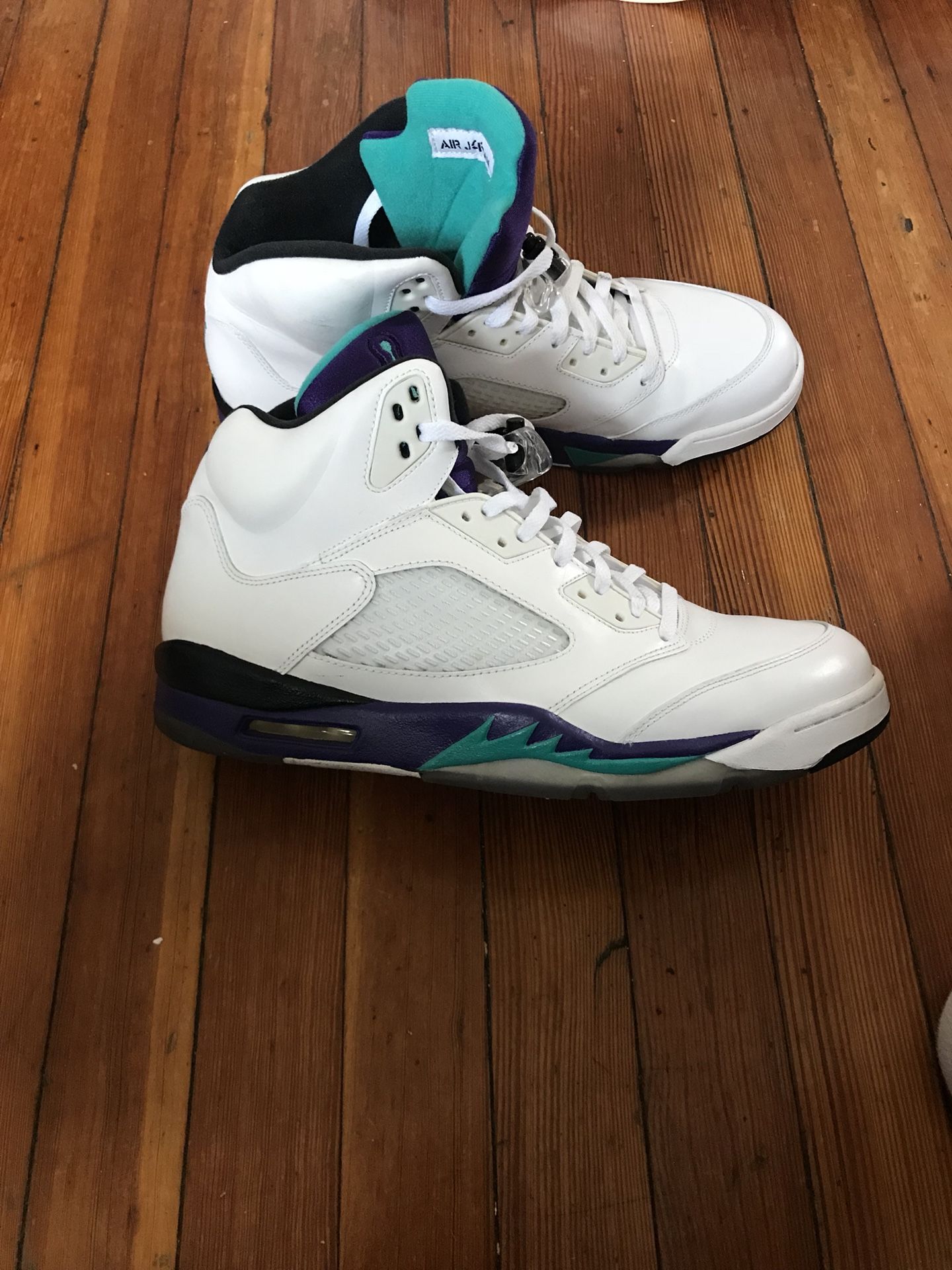 100% Authentic Air Jordan V’s Grapes sz 13