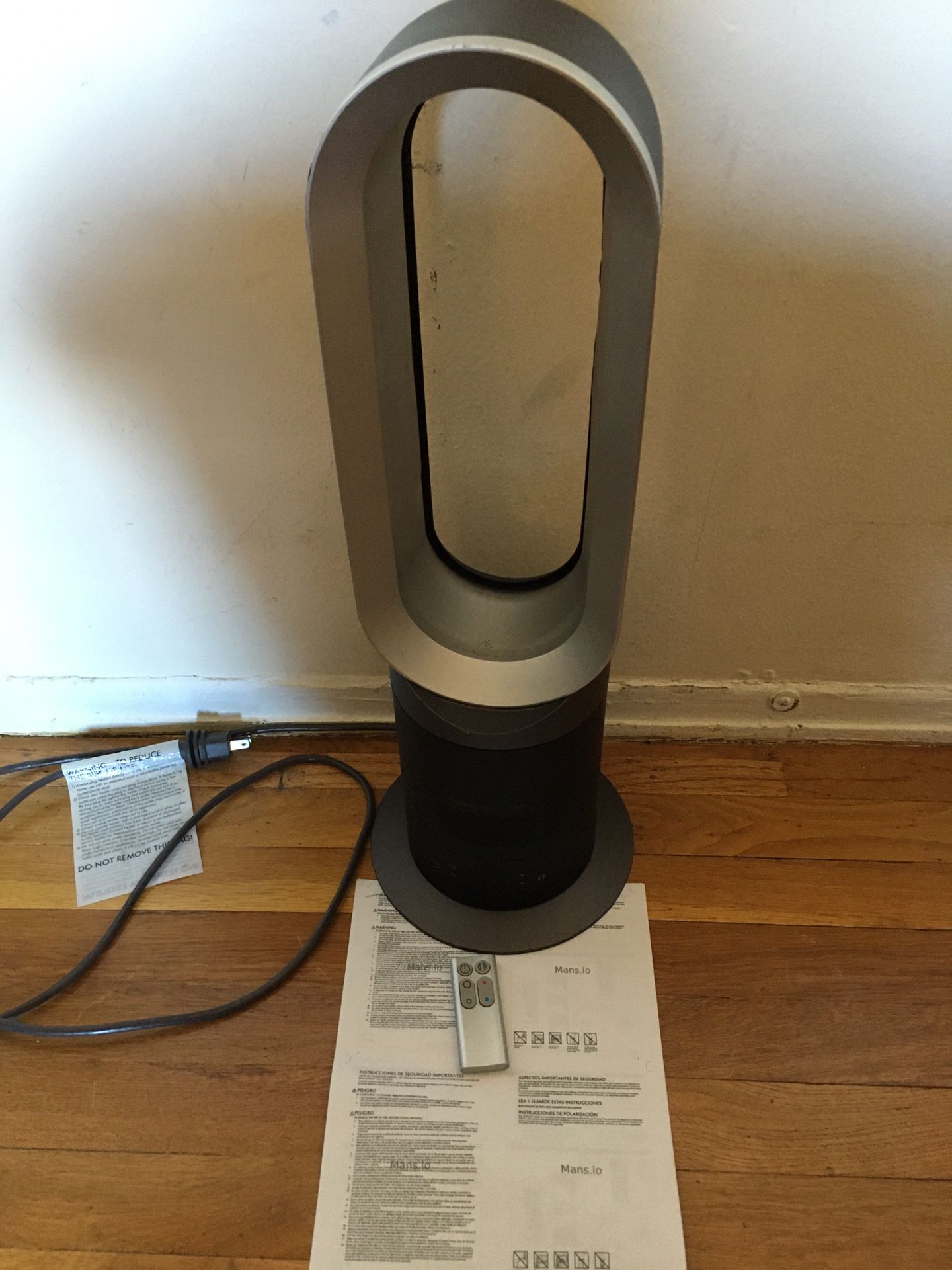 Dyson Hot+Cool Air Multiplier, Jet Focus Fan Heater Silver/grey- AM05  In good working condition   Will ship in non-retail box.  Comes with remote and