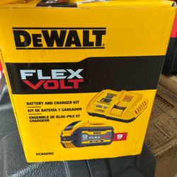 DEWALT 20V/60V MAX FLEXVOLT Lithium-Ion 9.0Ah Battery and Charger Starter Kit