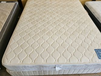 Queen Size Mattress And Box Spring 🌙