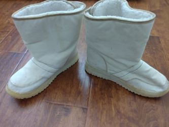 Woman's Snow Boots SIZE 9