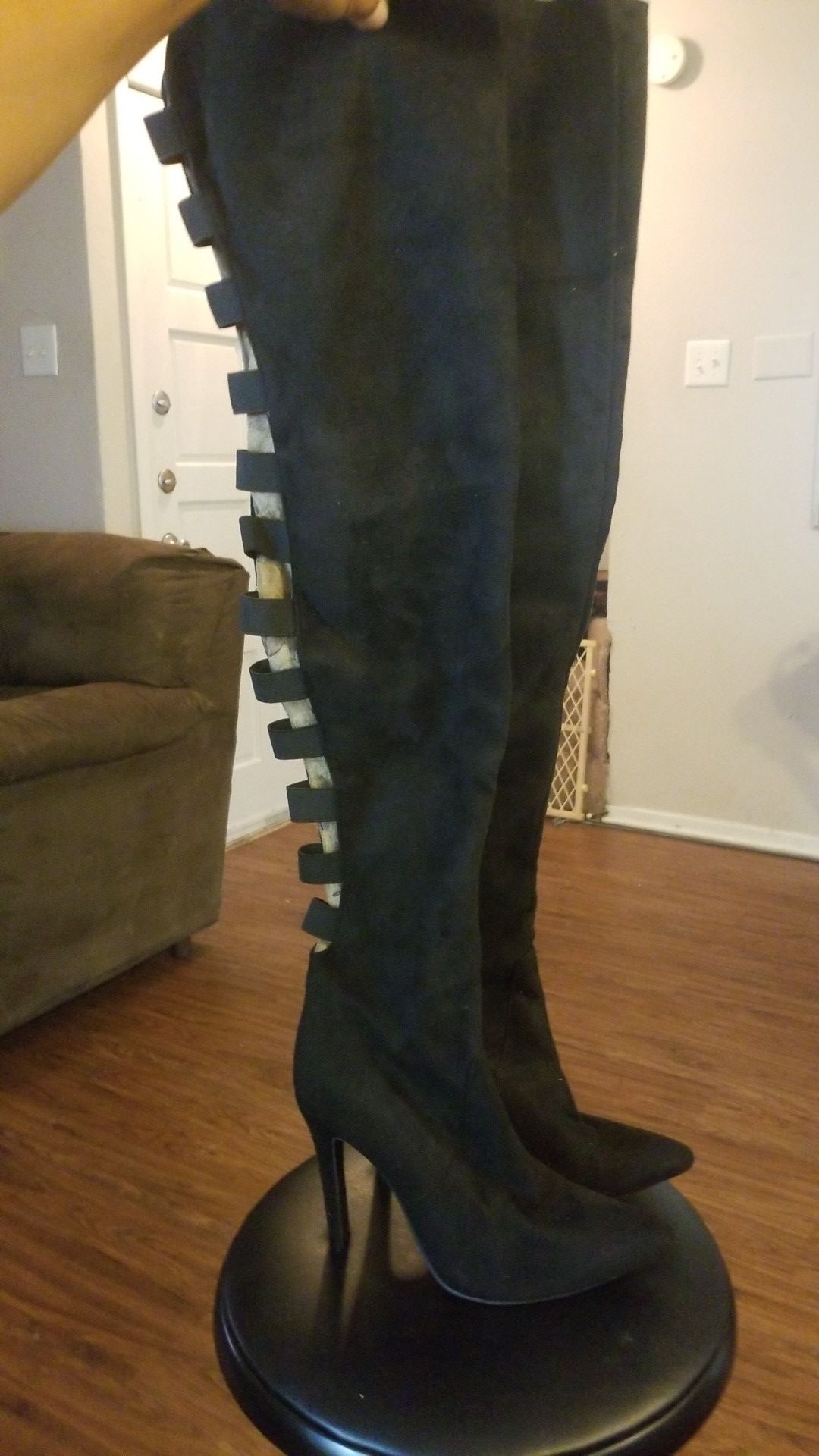 Women's suede thigh high, high heels boot, size 8, never worn only tried on. Brand new in brand new condition.