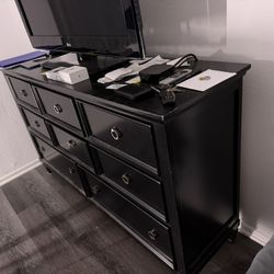 Dresser Excellent Condition ( Just A Few Scratches Here And there ) 