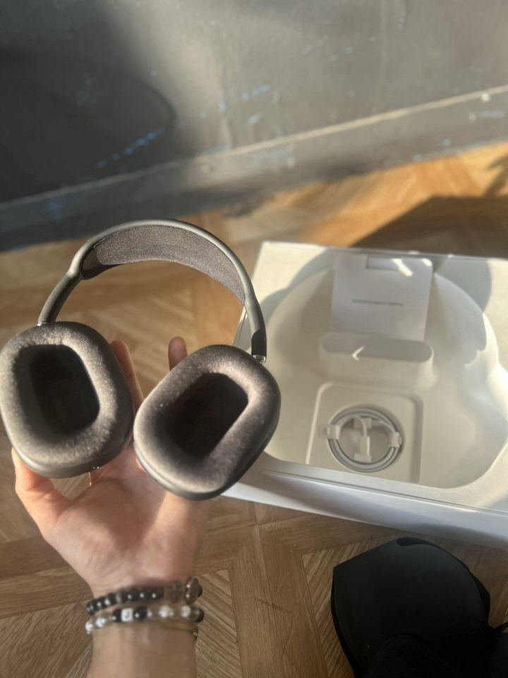 Airpod Maxes (like new)