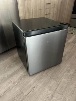 Hisense 1.6 Cu Ft Single Door Mini Fridge, Silver, Energy Star