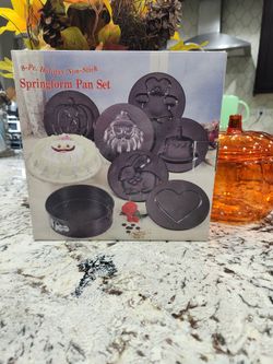 8 Piece Holiday Cake Pan Set