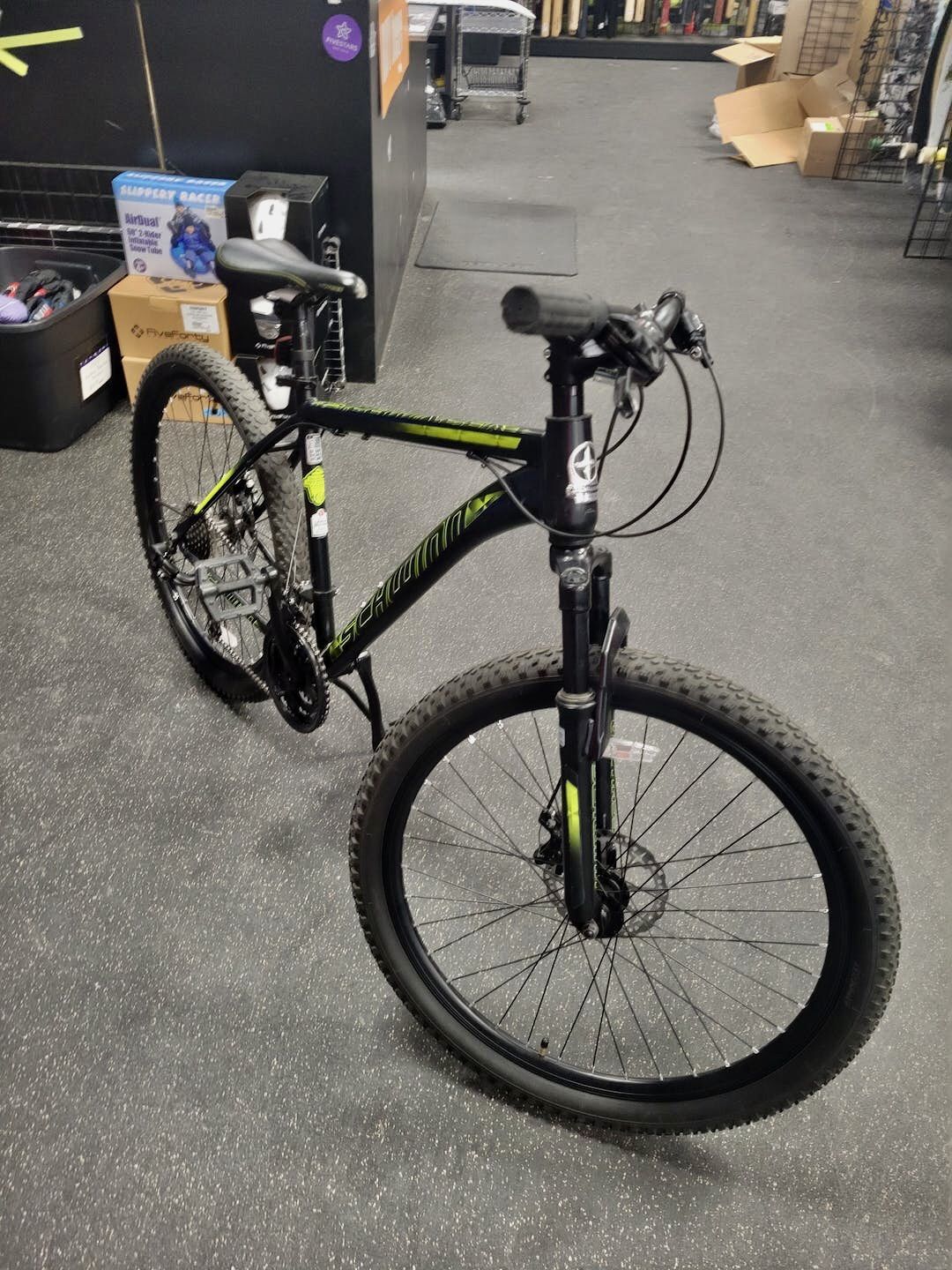 Bike Schwinn Mountain Bike Disc Brakes New New Condition. Wide Tires