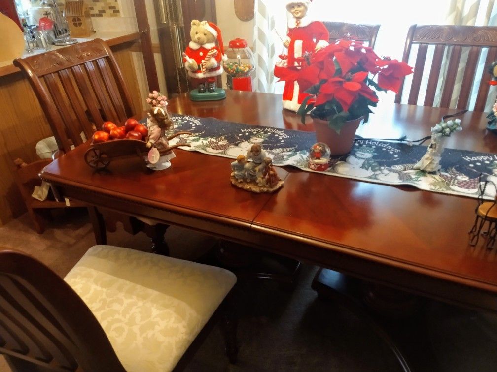 Beautiful dining room table & chairs , with matching Hutch ..The wood carving is beautiful In