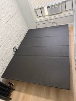 Queen Adjustable Bed Base w/ Remote – Excellent Condition