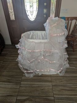 Vintage Heirloom Corp Luxury Baby Bassinet - Great Condition with Manual