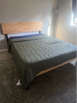 Queen bedframe