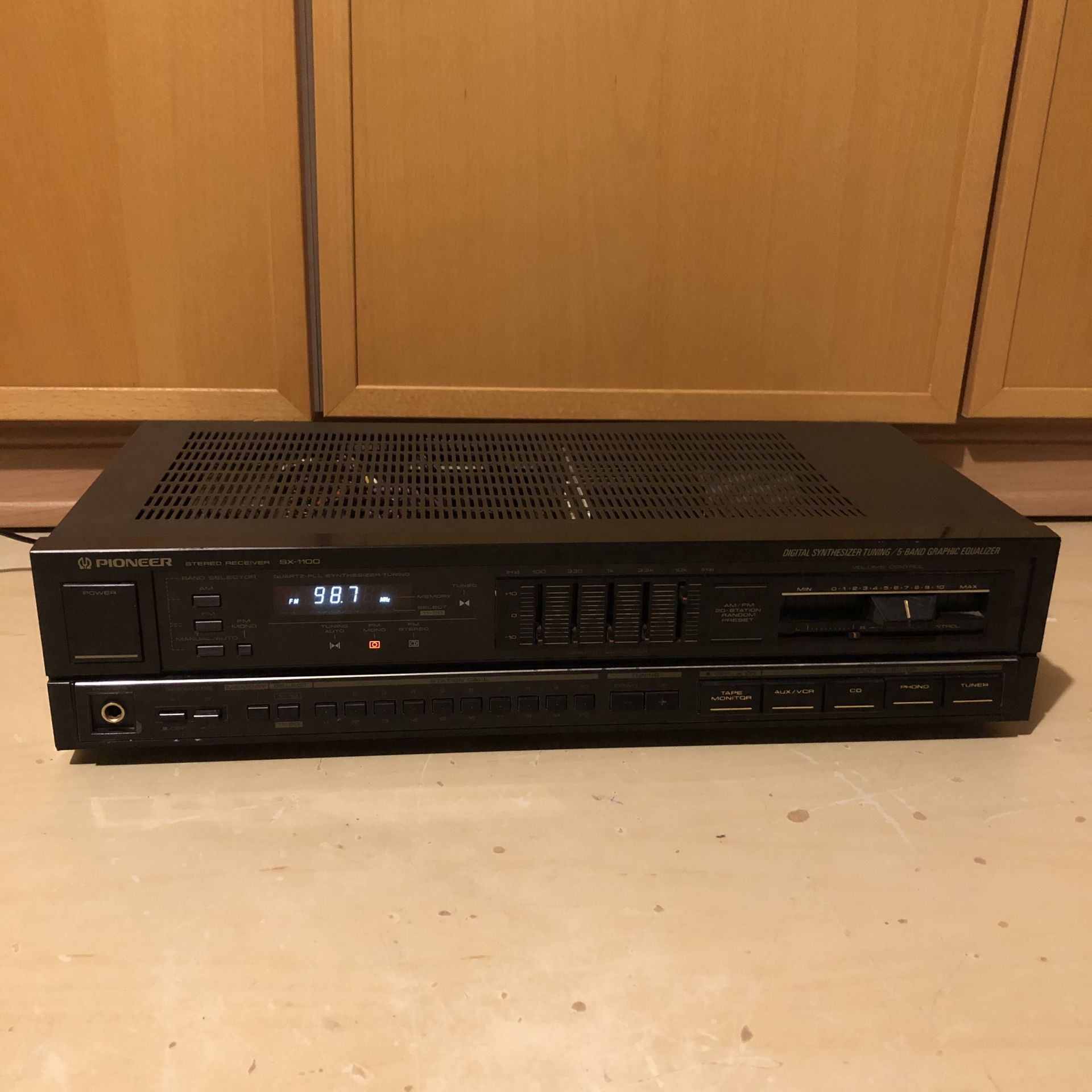 Pioneer SX-1100 Stereo Receiver Nice Shape Plays Great