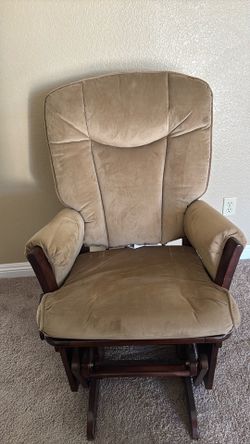 Best furniture, QC five rocking chair with padding and a foot rest