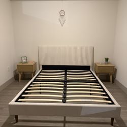Upholstered Platform Queen Size Bed