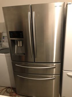 Refrigerator Samsung, 700 text me if interested