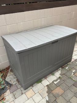 Outdoor storage container
