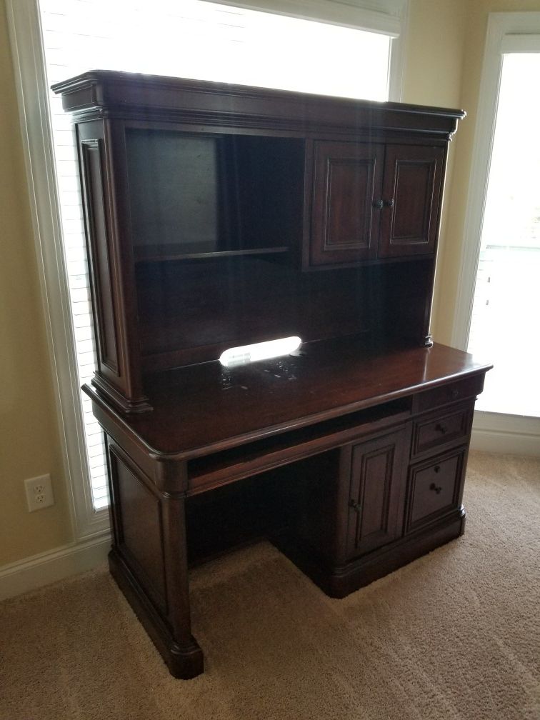 Villa Tuscano Desk w/Hutch by Golden Oak