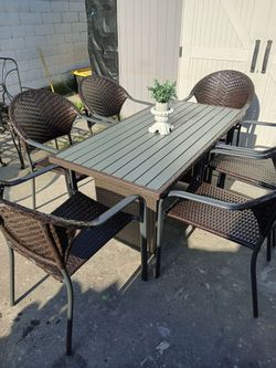 Wicker Hampton Bay table set