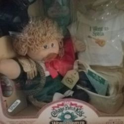 Cabbage Patch Kid Spain World Traveler With Pacifier, Birth Certificate, Luggage Bag, T-shirt, Passport, Travel Brochure, Airline Ticket 