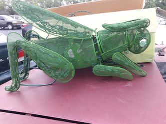 New animated grasshopper lawn sculpture