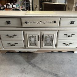 Dresser With Mirror