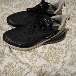 Women's 8 n half Nikes air max 270