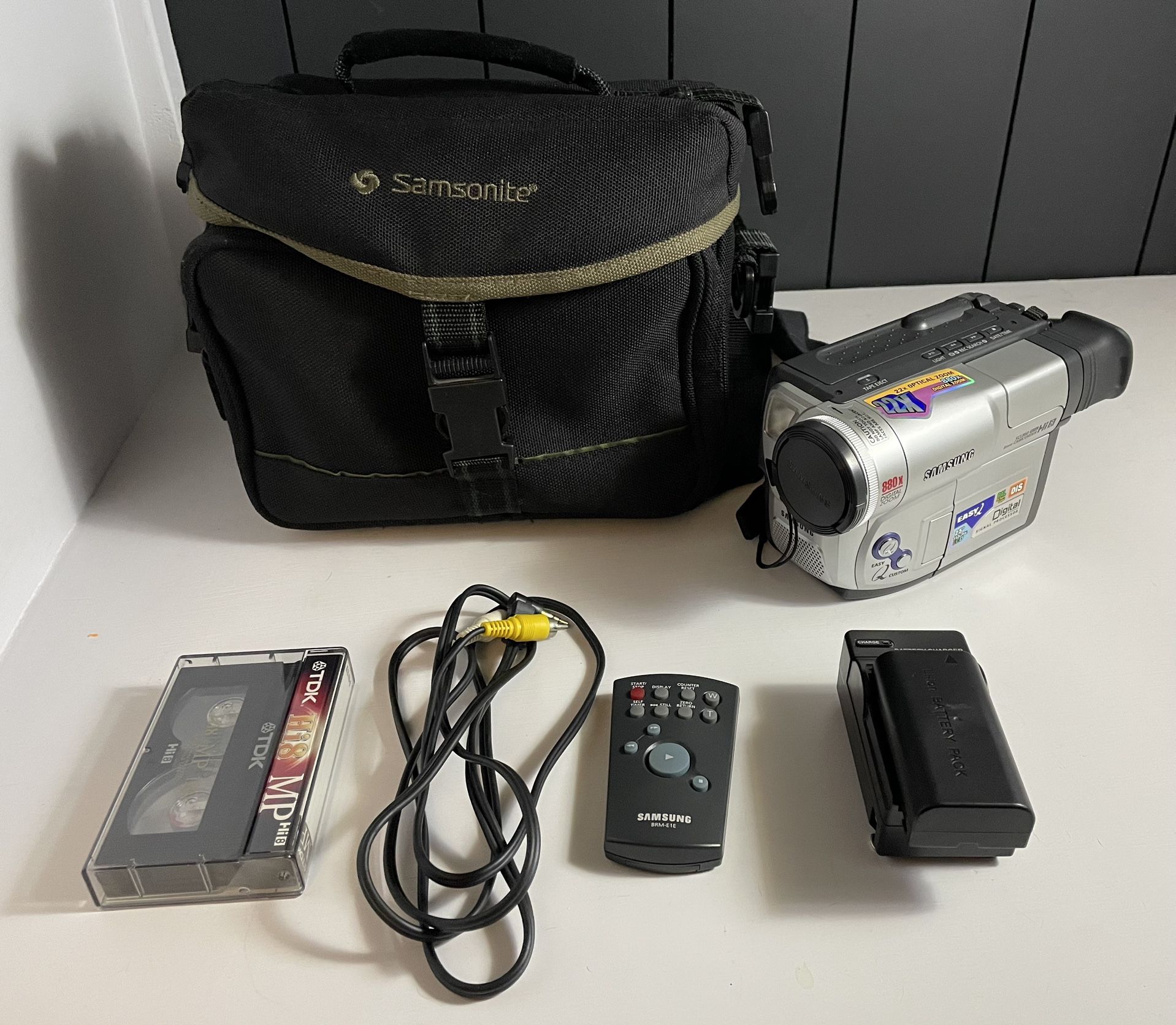 Samsung SCL860 Hi8 Video8 8mm Tape Video Camera Camcorder Bundle