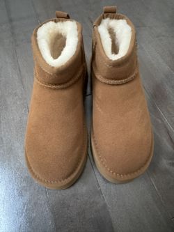 New!  Women’s UGG Ankle Boots Size: 8 No box. The size tag is missing.