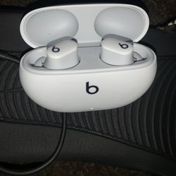  beats pro studio buds  ( Pearly White Limited Edition )