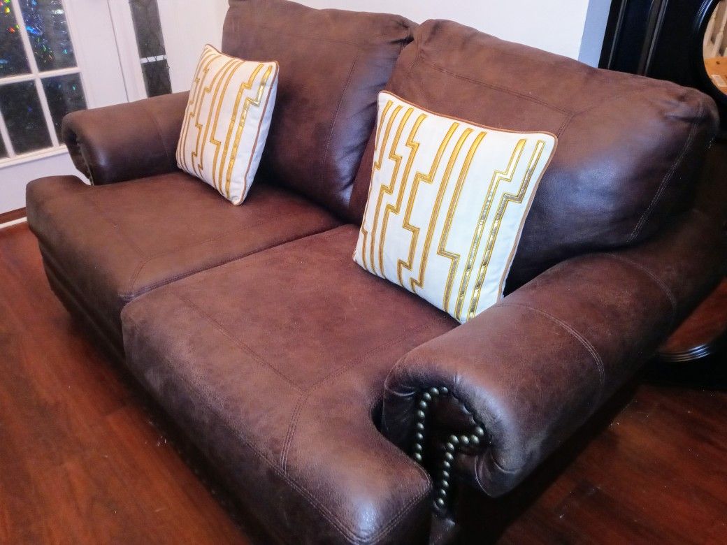 Beautiful Soft leather Loveseat in Good Condition