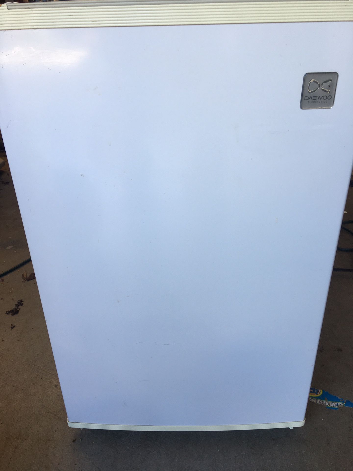 Compact refrigerator 2.7 CuFt dorm