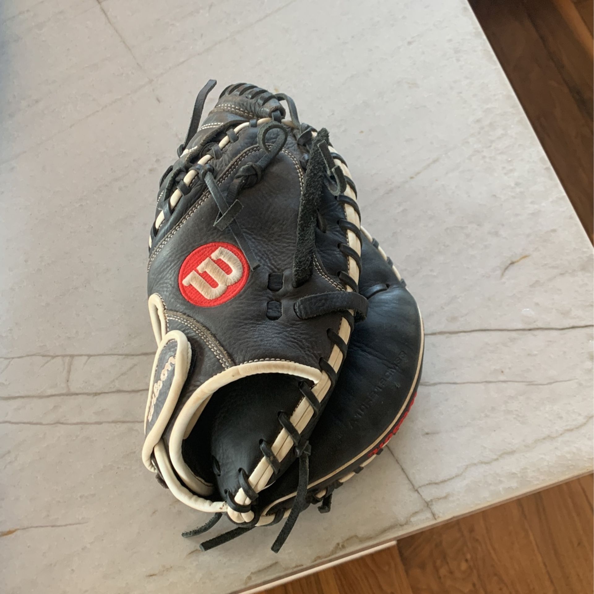 Wilson Baseball Catcher Glove for Sale in Laguna Beach, CA OfferUp