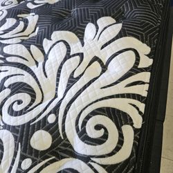 Queen Size Mattress 🛏️
