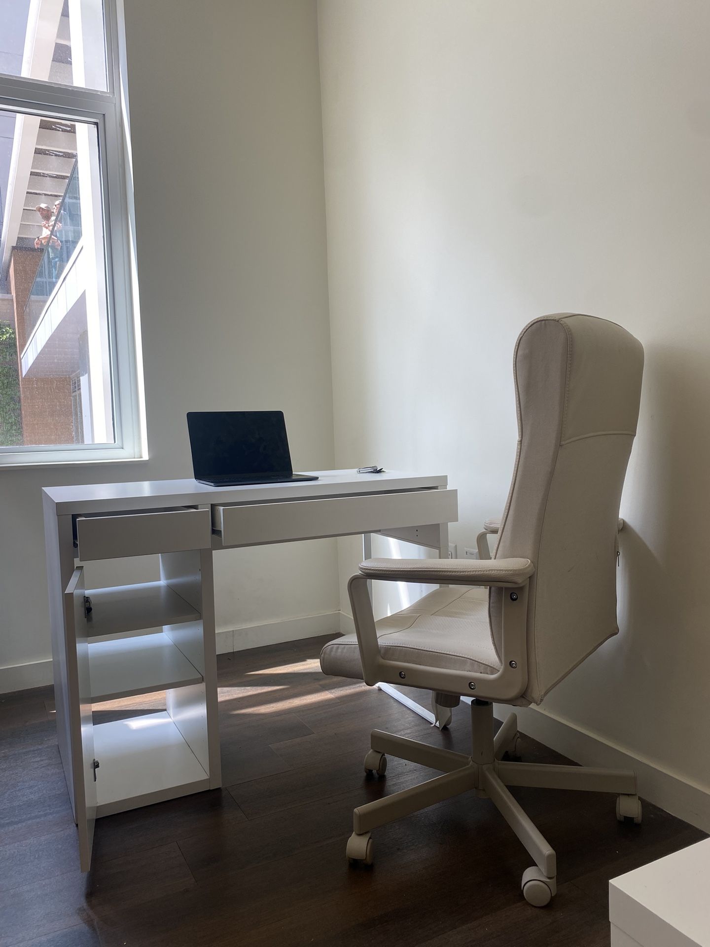 MICKE desk & MILLBERGET chair combo