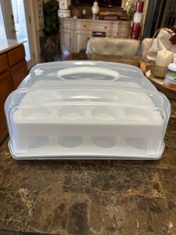 Two tier cupcake holder and carrier in one
