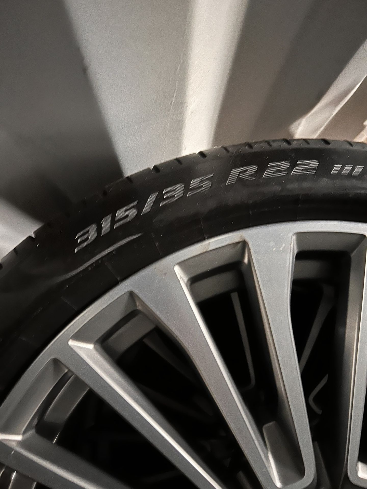 4 Tire And  Rim 22 inch tires BMW X7 2024