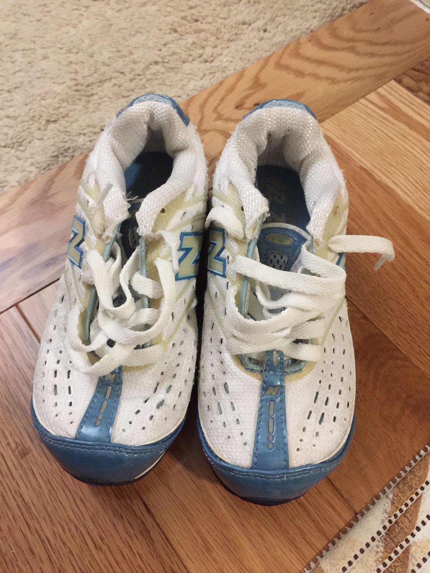 Tennis shoes/ like new