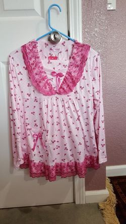Beautiful pajamas it's brand new never used